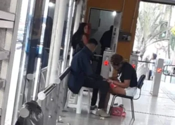 Passageiros flagram serviço de manicure em estações do BRT