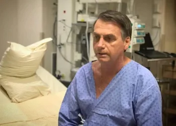 Bolsonaro dá entrada a hospital no qual será submetido a cirurgia no domingo