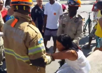 MULHER TENTA SUICÍDIO EM VIADUTO NO RJ( VIDEO)