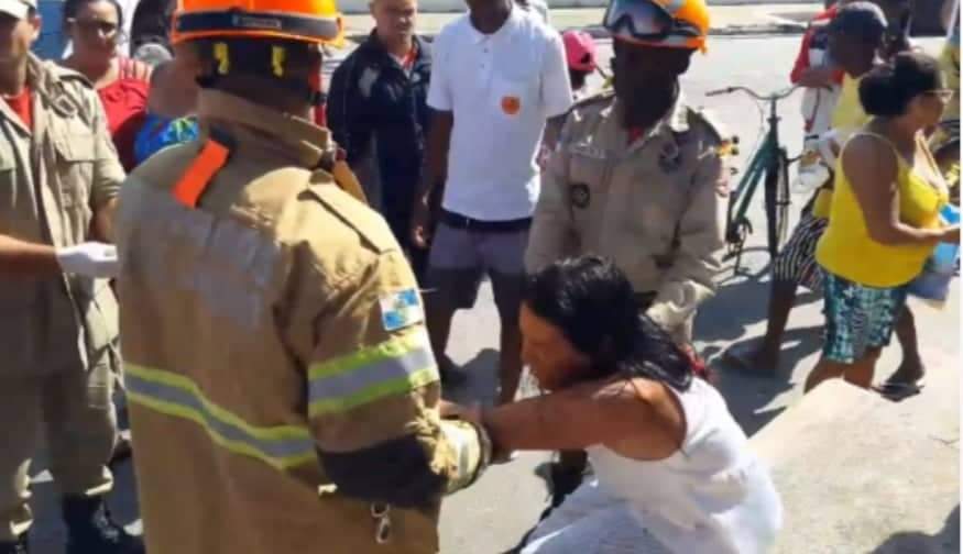 MULHER TENTA SUICÍDIO EM VIADUTO NO RJ( VIDEO)
