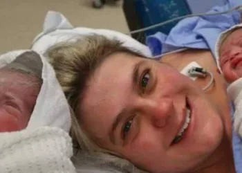 Mulher com duas vaginas e dois úteros se torna mãe de quatro filhos