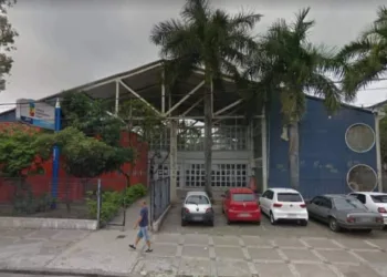 Van invade creche e crianças ficam feridas no RJ