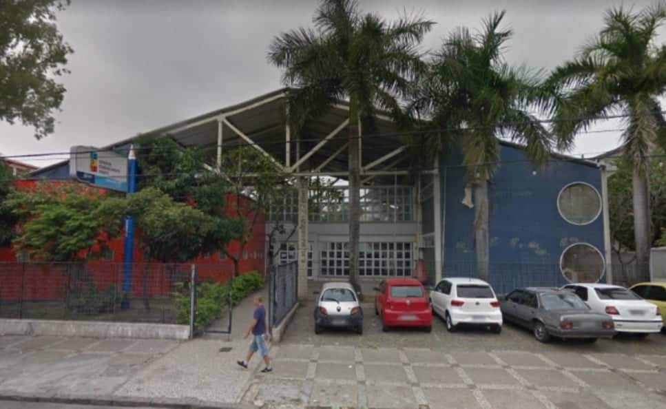 Van invade creche e crianças ficam feridas no RJ