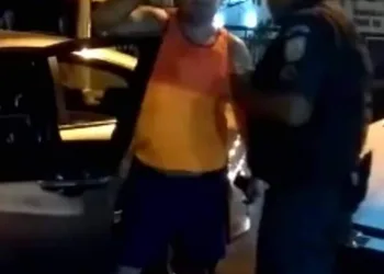 CORONEL DA PM CHEIO DE CACHAÇA XINGA PMS EM BLITZ NO RJ( VIDEO)