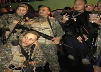 Traficantes posam para fotos usando fardas semelhantes a do Bope no RJ
