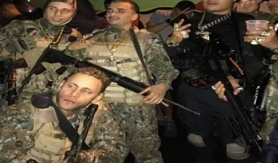 Traficantes posam para fotos usando fardas semelhantes a do Bope no RJ