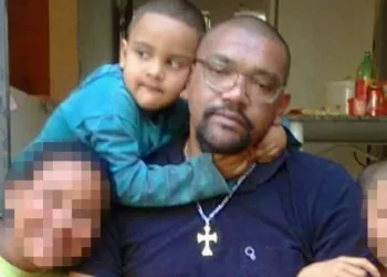 Pai provoca acidente para matar ele e o filho, e se vingar de ex-mulher