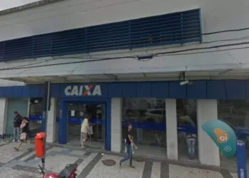 Homem briga com mulher e distribui dinheiro para desconhecidos em agência bancária