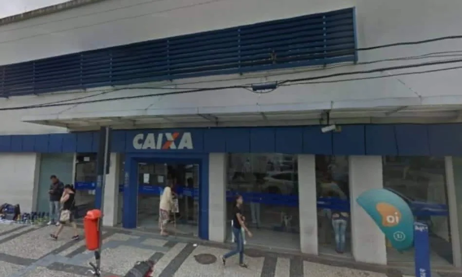 Homem briga com mulher e distribui dinheiro para desconhecidos em agência bancária