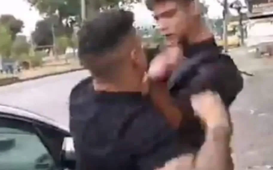 PM youtuber e manifestante brigam durante funeral de menina morta no RJ ( video)