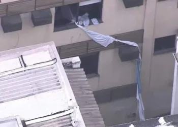mulher despenca ao tentar usar lençóis amarrados para escapar de incêndio no RJ