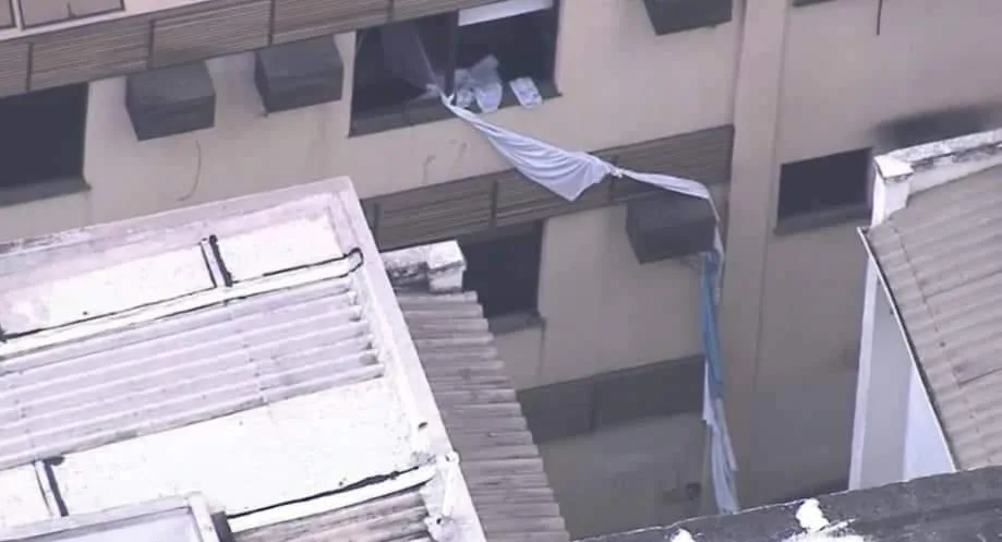 mulher despenca ao tentar usar lençóis amarrados para escapar de incêndio no RJ