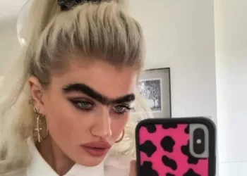 Mas não foi só o amado que comentou o clique ousado. A filha da atriz também deu as caras no Instagram de Ale. “No way”, escreveu Giulia Costa, o que significa “sem chance” em inglês, acompanhado do símbolo de um foguinho. E você, o que achou da foto?