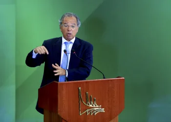 Guedes assina portaria dobrando limite de compras em free shops