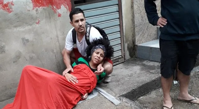 Mãe dá à luz na rua à espera de ambulância na Zona Oeste