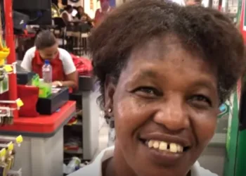 Mulher comemora morte do marido com cerveja e música alta: ‘não apanho mais dele’