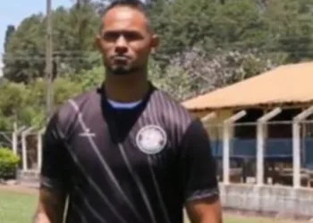Acusado pela morte de Eliza Samudio, goleiro Bruno volta a campo aplaudido