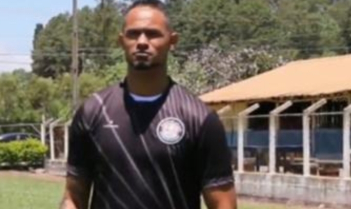 Acusado pela morte de Eliza Samudio, goleiro Bruno volta a campo aplaudido