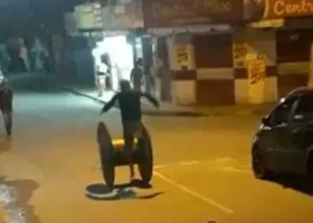 Homem cai com granada no bolso e explode; veja vídeo