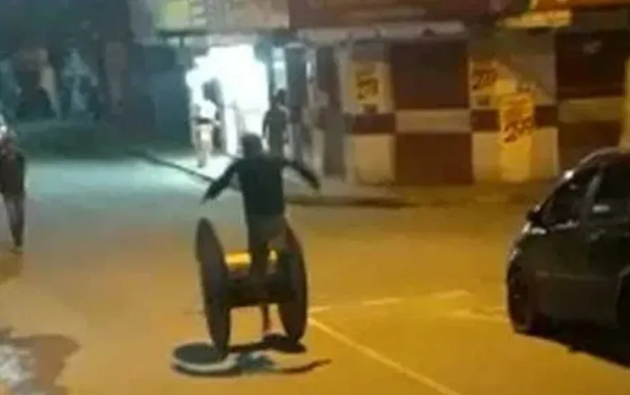 Homem cai com granada no bolso e explode; veja vídeo