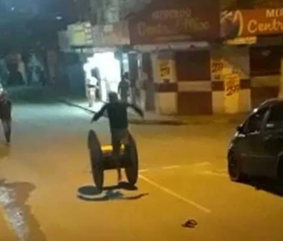 Homem cai com granada no bolso e explode; veja vídeo