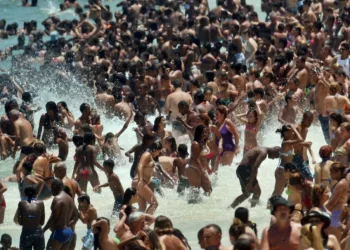 Às 7h30 desta manhã de segunda, os termômetros já marcavam 30ºC
