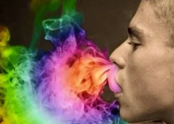 Conheça o highsexual, o hétero que se sente atraído por homens depois de fumar maconha