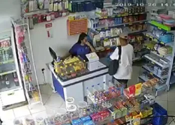ASSALTANTE  TENTA ESFAQUEAR FUNCIONÁRIA DE UMA LOJA NA ZONA OESTE ( VÍDEO)