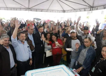 CRIVELLA FESTEJA ANIVERSÁRIO DE 62 ANOS COM BOLO EM SENADOR CAMARÁ