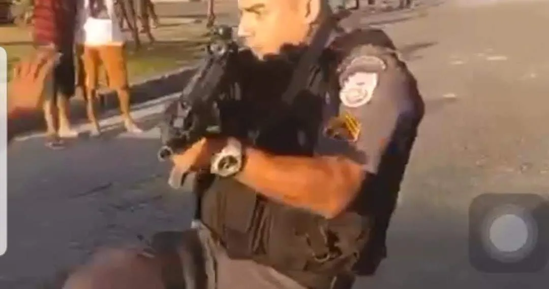 PM é preso em flagrante durante protesto em enterro de jovem no RJ
