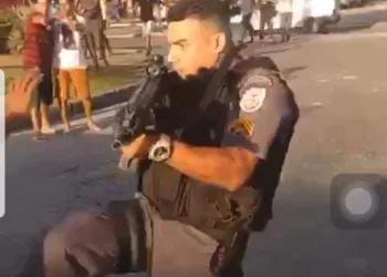PM é preso em flagrante durante protesto em enterro de jovem no RJ