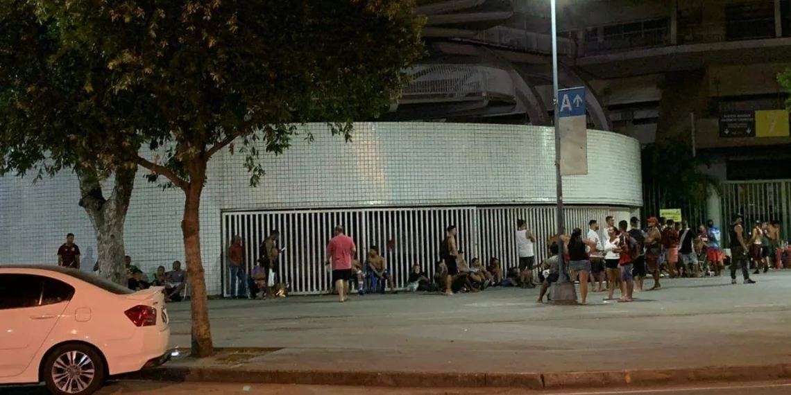 TORCIDA DO FLAMENGO MADRUGA EM FILA PARA RETIRAR GRATUIDADES DA LIBERTADORES