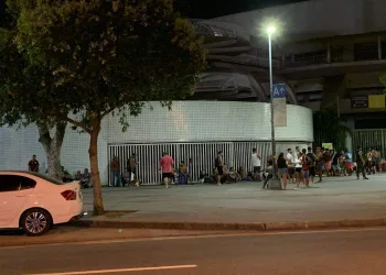 TORCIDA DO FLAMENGO MADRUGA EM FILA PARA RETIRAR GRATUIDADES DA LIBERTADORES