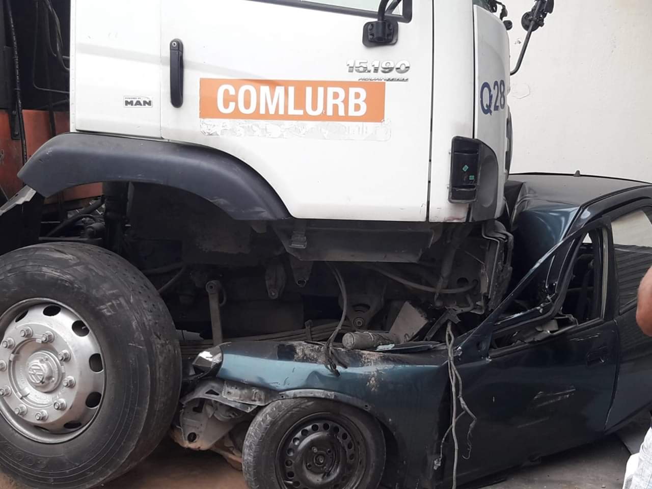 CAMINHÃO DE LIXO DA COMLURB DESGOVERNADO DEIXA FERIDOS NO RJ