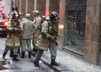 PARTE DO PRÉDIO ONDE FUNCIONAVA A QUATRO POR QUATRO CORRE O RISCO DE DESABAR