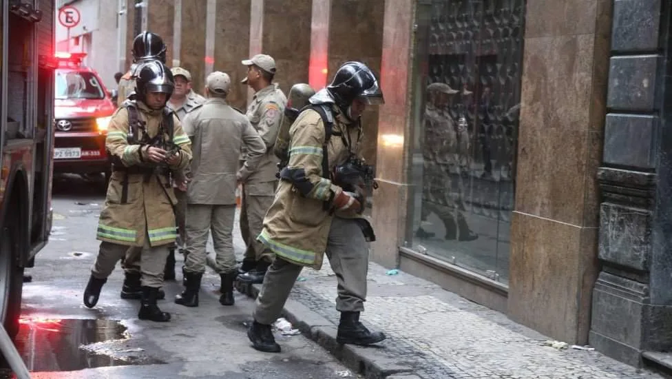 PARTE DO PRÉDIO ONDE FUNCIONAVA A QUATRO POR QUATRO CORRE O RISCO DE DESABAR