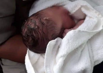 BEBÊ  𝐀𝐁𝐀𝐍𝐃𝐎𝐍𝐀𝐃𝐀 𝐍𝐀 𝐋𝐎𝐉𝐀𝐒 𝐑𝐄𝐍𝐍𝐄𝐑