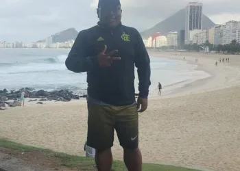 TORCEDOR DO FLAMENGO QUE SAIU DE MOGI PARA VER SEMIFINAL MORRE APÓS PASSAR MAL DEPOIS DE COMER CAMARÃO NA PRAIA DE COPACABANA