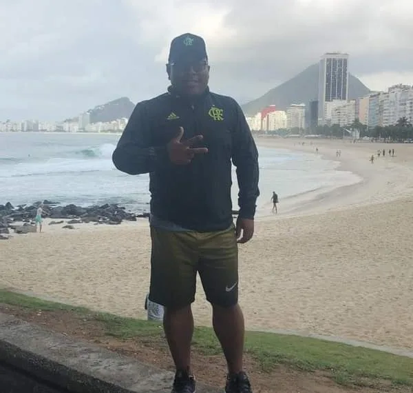 TORCEDOR DO FLAMENGO QUE SAIU DE MOGI PARA VER SEMIFINAL MORRE APÓS PASSAR MAL DEPOIS DE COMER CAMARÃO NA PRAIA DE COPACABANA