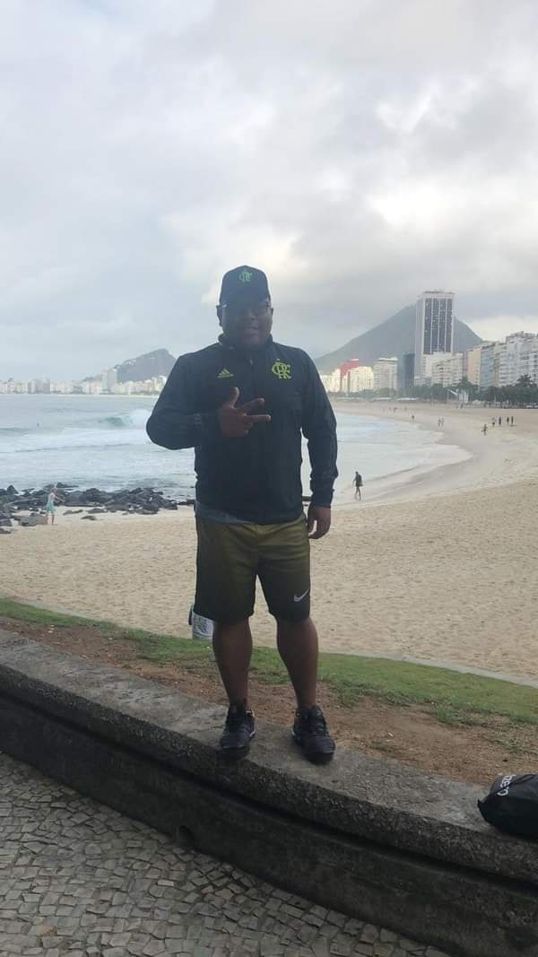 TORCEDOR DO FLAMENGO QUE SAIU DE MOGI PARA VER SEMIFINAL MORRE APÓS PASSAR MAL DEPOIS DE COMER CAMARÃO NA PRAIA DE COPACABANA