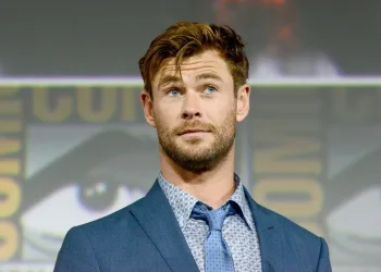 Namorada de Liam Hemsworth queria sexo a três com ator e irmão