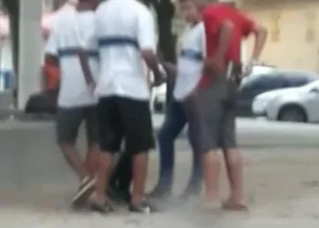 ESTUDANTES UNIFORMIZADOS COM ARMAS EM PRAÇA NA ZONA OESTE