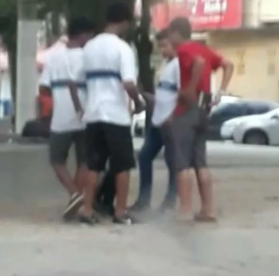 ESTUDANTES UNIFORMIZADOS COM ARMAS EM PRAÇA NA ZONA OESTE