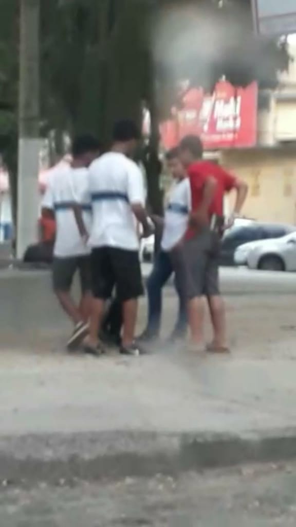 ESTUDANTES UNIFORMIZADOS COM ARMAS EM PRAÇA NA ZONA OESTE