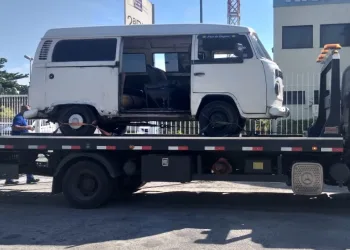 Motorista de utilitário pirata é preso na zona oeste ao jogar veículo contra agente da CETC