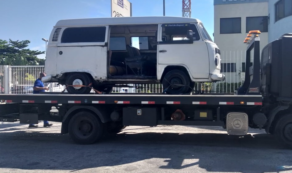 Motorista de utilitário pirata é preso na zona oeste ao jogar veículo contra agente da CETC