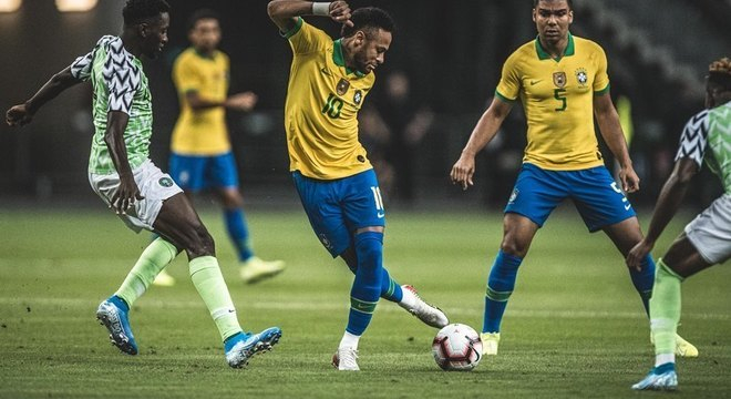 Tite, perdido. Neymar exibicionista e contundido. Jejum aumenta