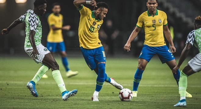 Tite, perdido. Neymar exibicionista e contundido. Jejum aumenta