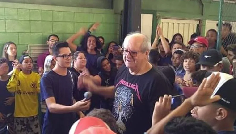 Com mais de 30 anos de profissão, professor já deu aula para esposa, filhos e neto: ‘Não tem coisa melhor’