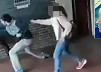 Pai desfere 22 socos em 15 segundos num professor acusado de mandar mensagens obscenas pra sua filha adolescente